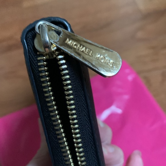 Micheal Kors Black with gold zip around wallet - Picture 4 of 6